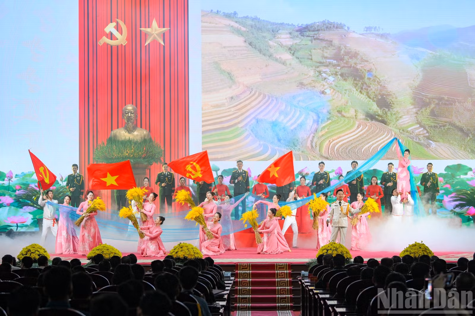 Tiết mục nghệ thuật chào mừng buổi lễ.