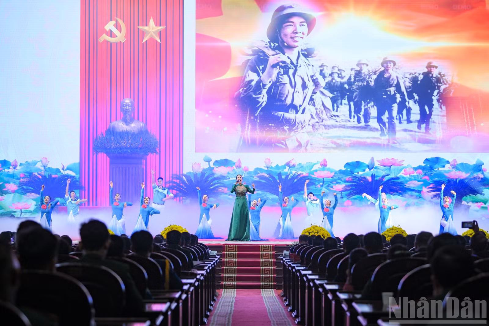 Tiết mục nghệ thuật chào mừng buổi lễ.