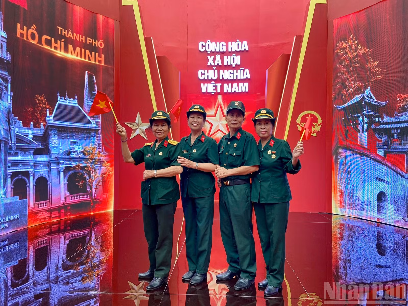 Bà Nguyễn Thị Thanh Đoan cùng đồng đội check-in tại Triển lãm "95 năm Cờ Đảng soi đường".