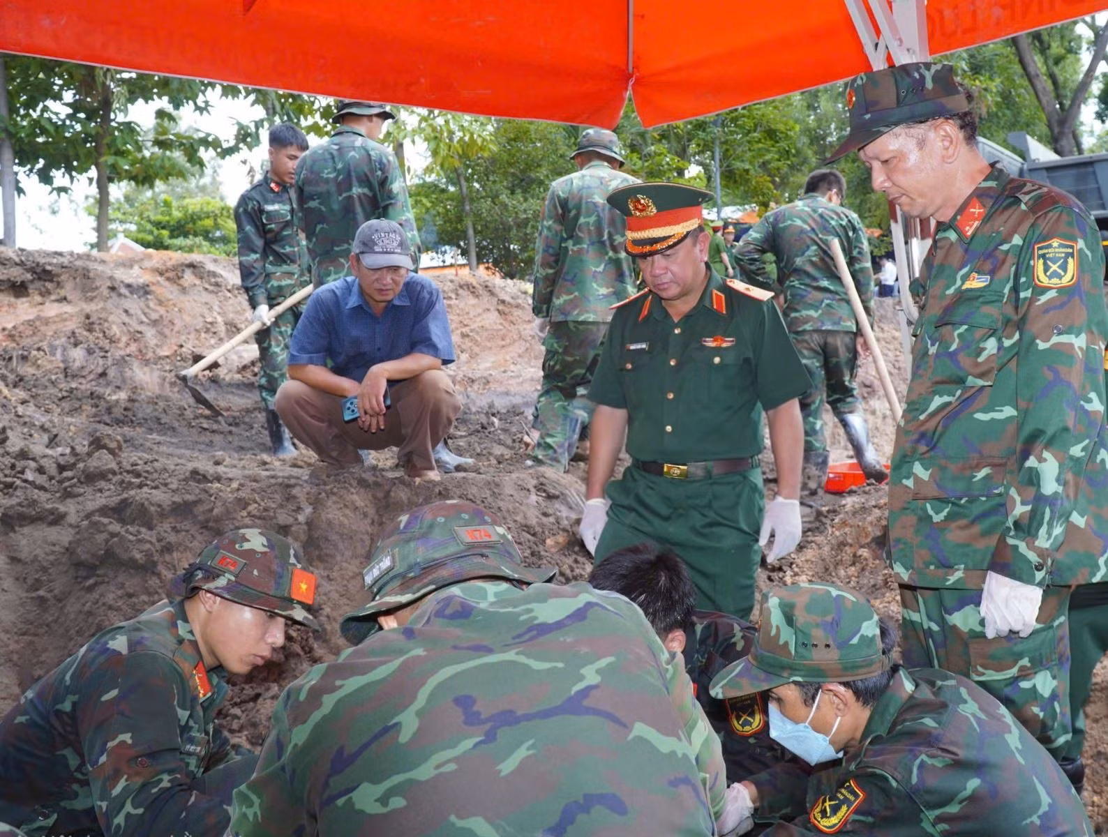 Thiếu tướng Nguyễn Thành Trung trực tiếp kiểm tra tiến độ công tác tìm kiếm, quy tập tại Công viên Lê Thị Riêng. Ảnh: NH