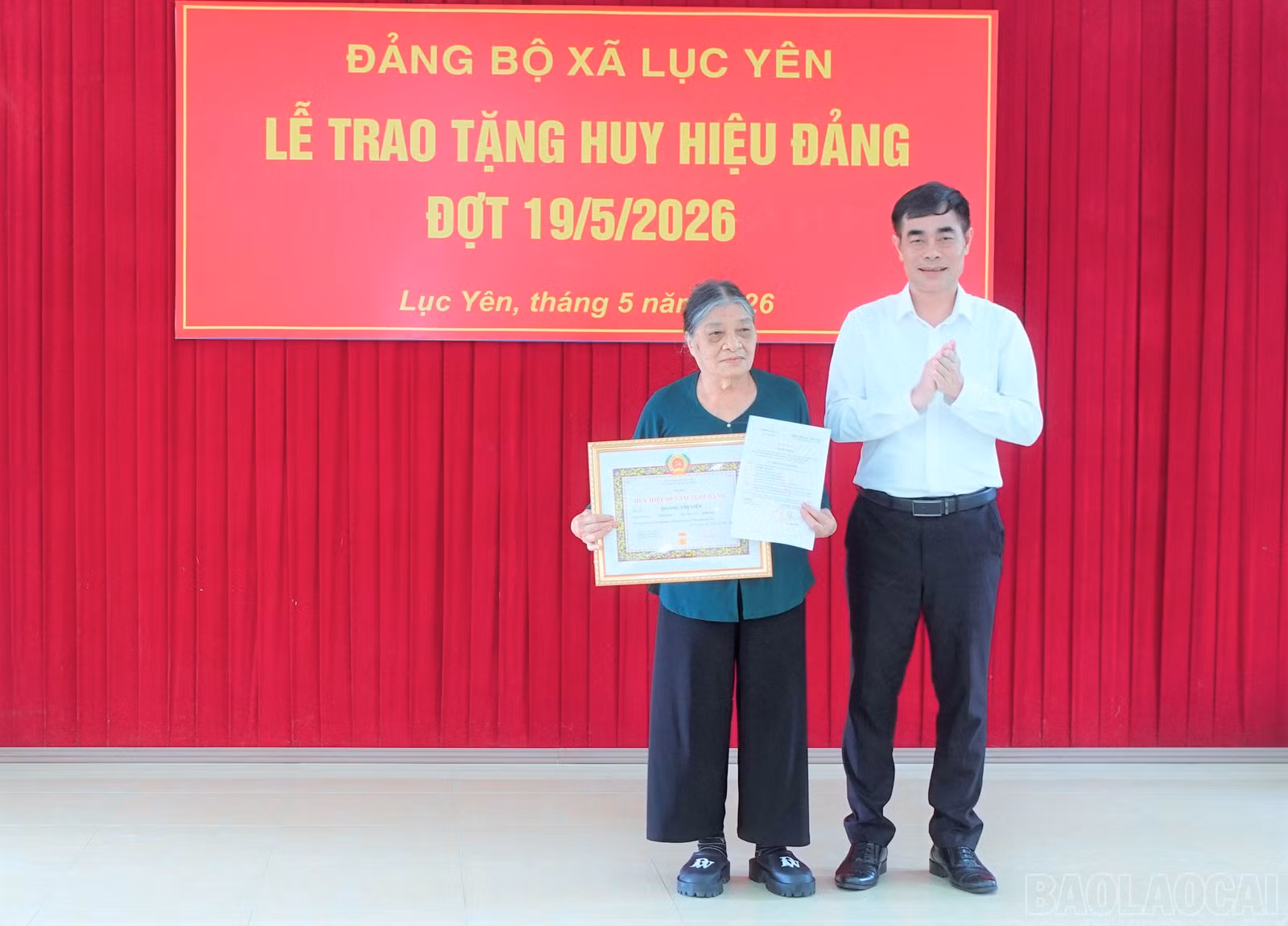 Đồng chí Đỗ Quang Minh - Phó Trưởng Ban Tổ chức Tỉnh ủy trao Huy hiệu 60 năm tuổi Đảng cho đảng viên Hoàng Thị Việt.