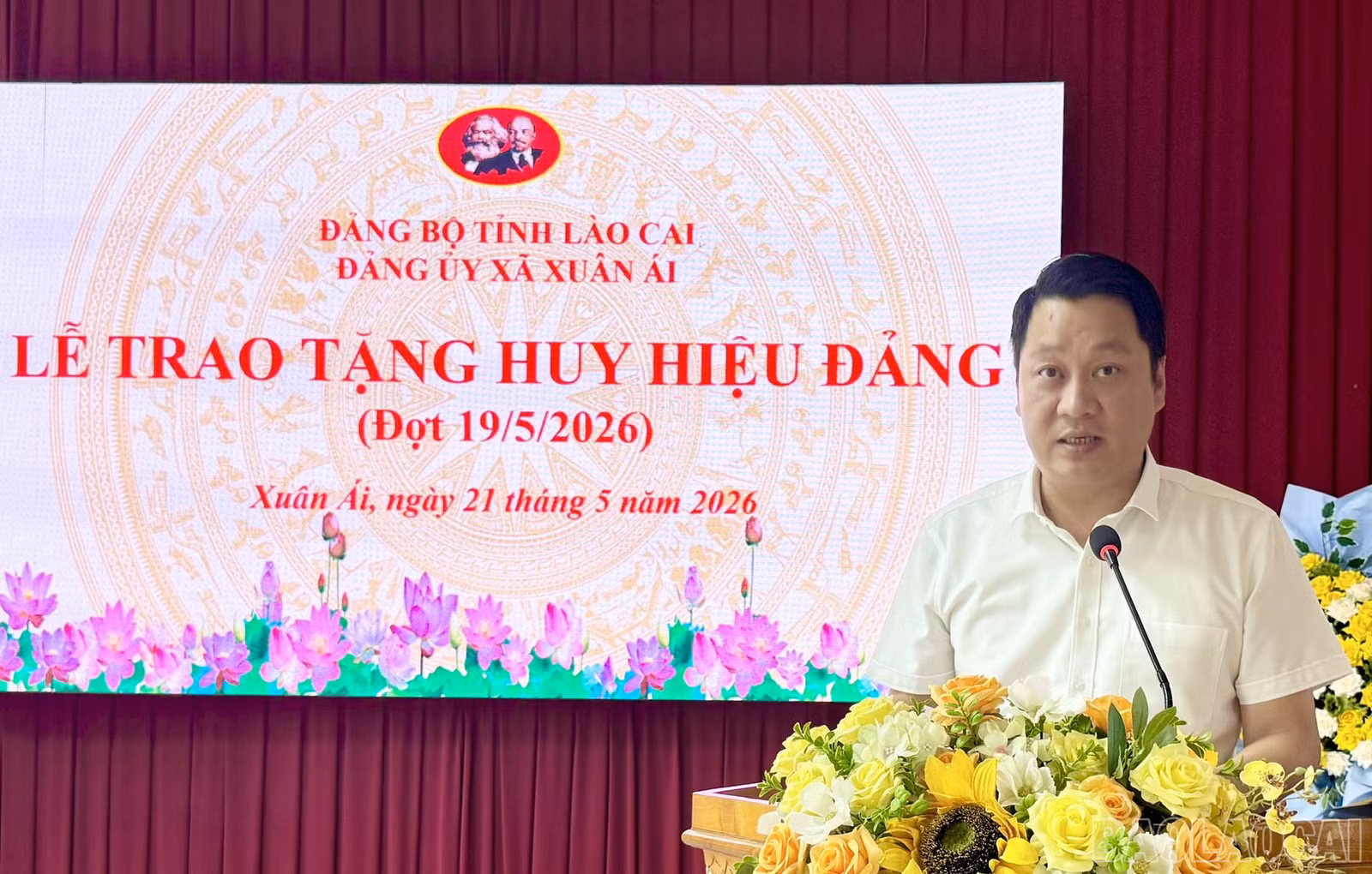 baolaocai-br_dong-chi-luu-trung-kien-bi-thu-dang-uy-xa-xuan-ai-phat-bieu-chuc-mung-cac-dang-vien-duoc-nhan-huy-hieu-dang-1.jpg