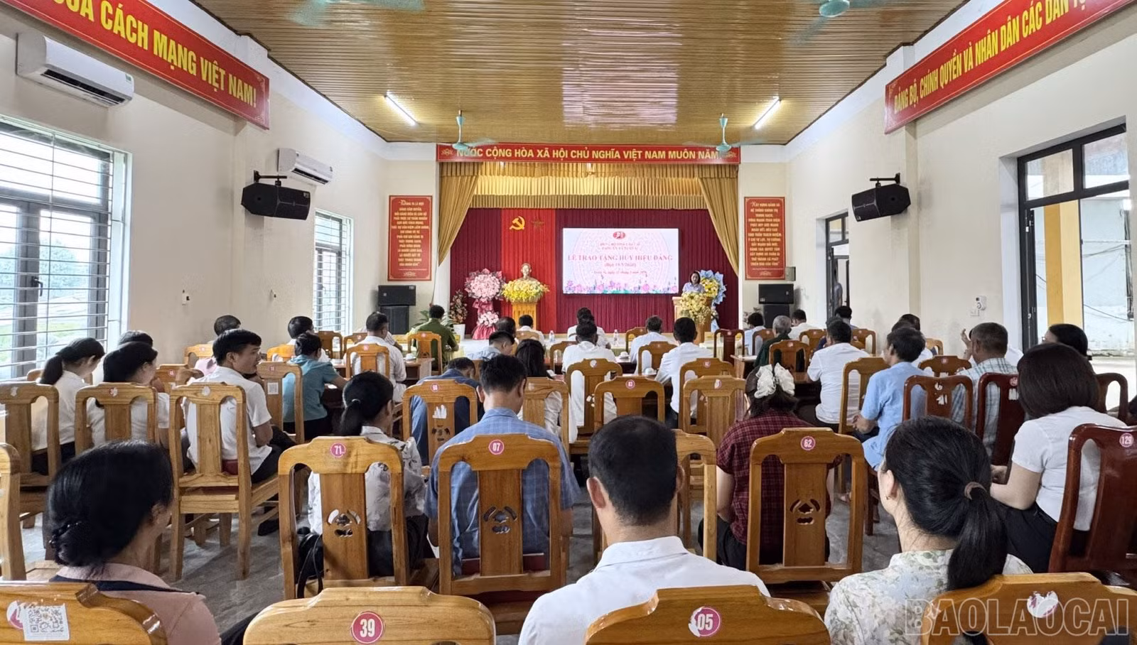 baolaocai-br_quang-canh-buoi-le-trao-huy-hieu-dang.jpg
