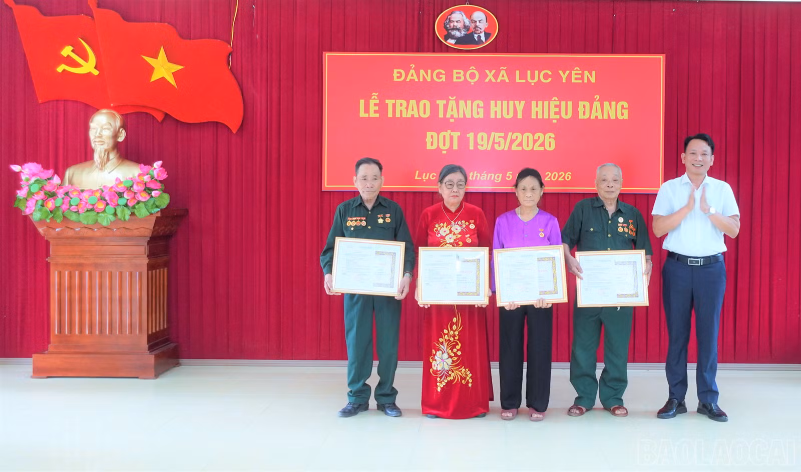 Lãnh đạo Đảng ủy xã Lục Yên trao Huy hiệu 55 năm tuổi Đảng cho các đảng viên.