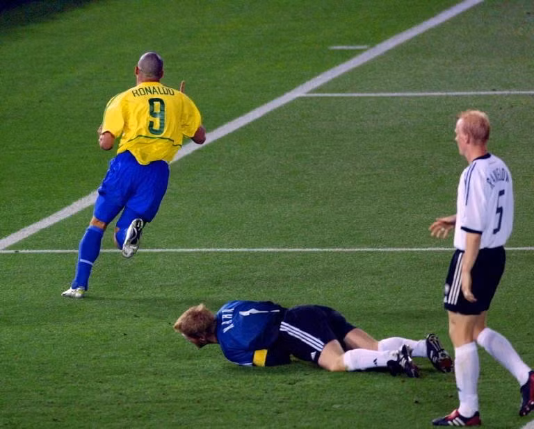 Bàn thắng của Ronaldo Nazario trong trận Đức – Brazil ở chung kết World Cup 2002 trên sân Yokohama, Nhật Bản ngày 30/6/2002. Ảnh: AFP