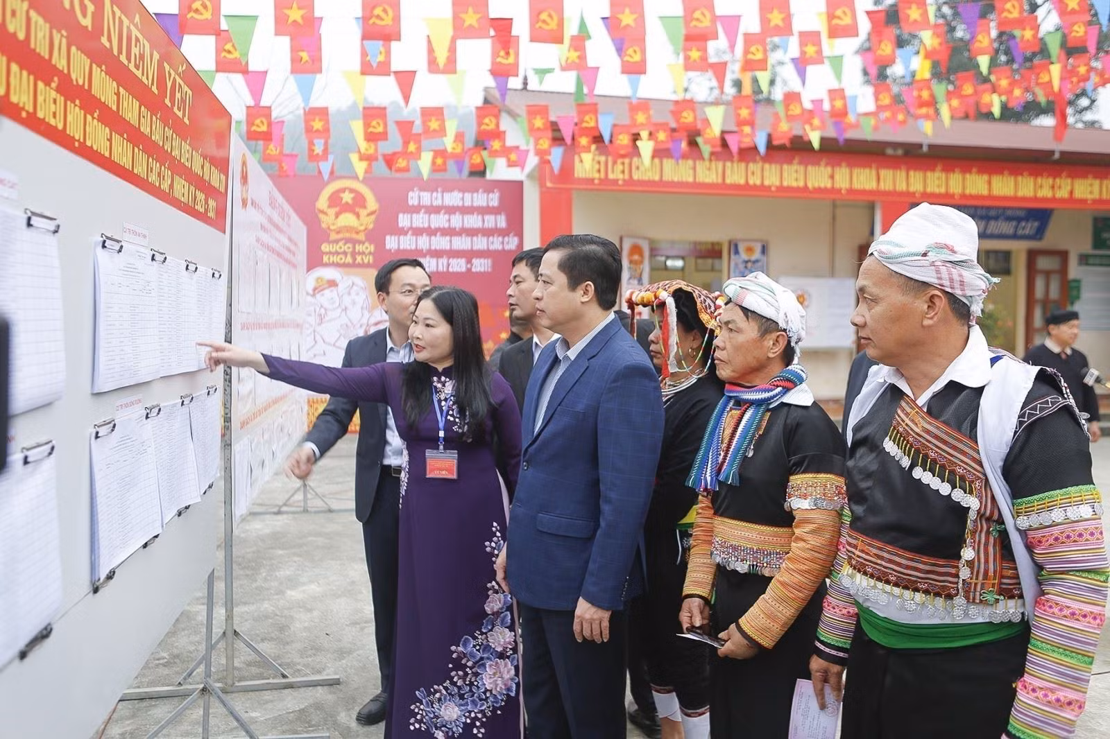 Bí thư Tỉnh ủy Lào Cai Dương Quốc Huy xem danh sách cử tri được niêm yết tại khu vực bỏ phiếu thôn Đồng Cát, xã Quy Mông.