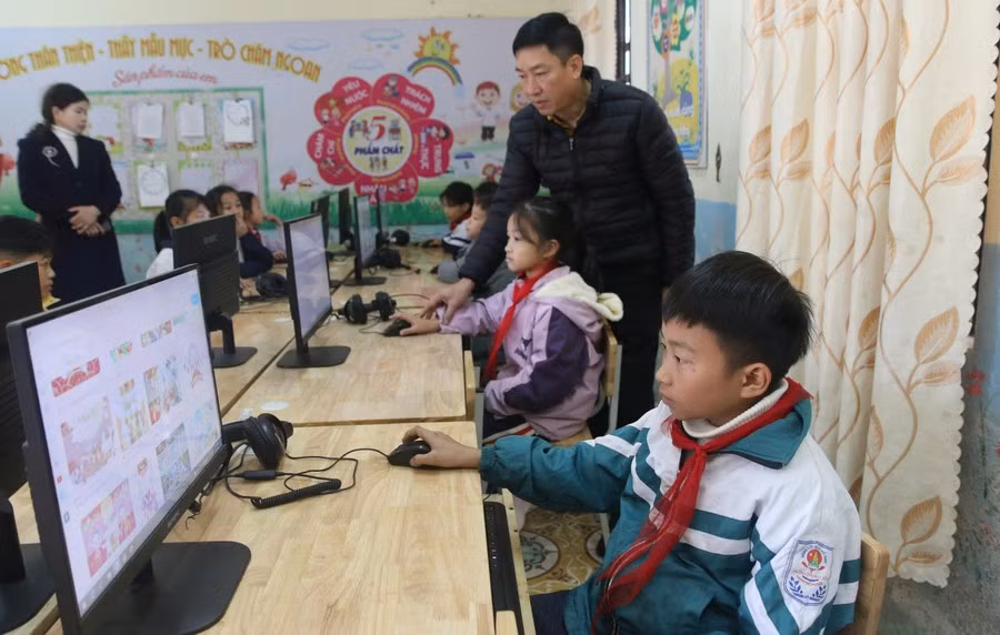 Thầy, trò Trường PTDTBT Tiểu học Thèn Sin, xã Sin Suối Hồ (Lai Châu).