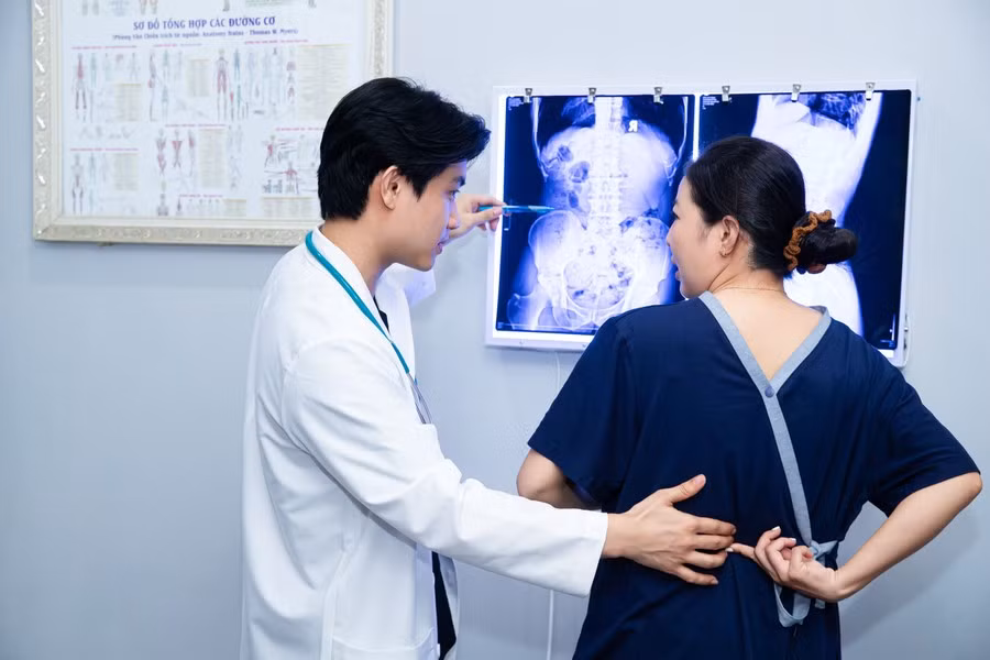 Bác sĩ Phạm Thành Minh điều trị cho bệnh nhân.