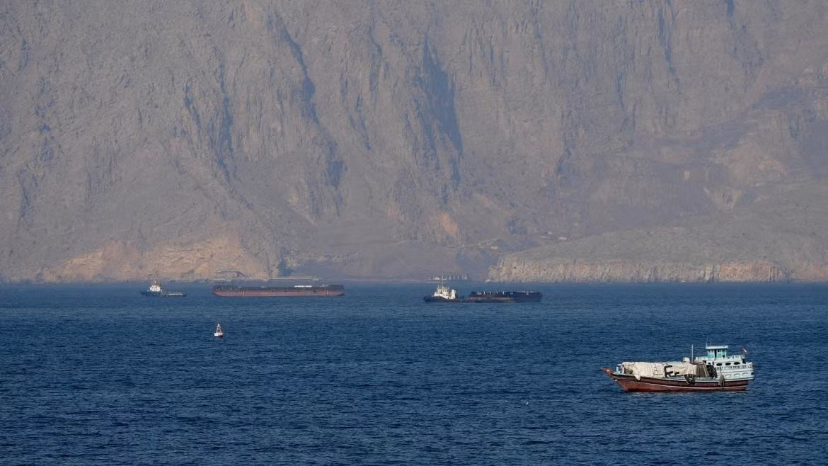 Các tàu biển tại eo biển Hormuz. Nguồn: Reuters