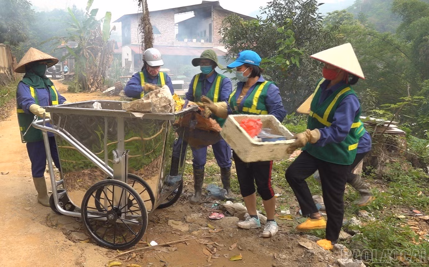 baolaocai-br_cong-nhan-cong-ty-thhh-ve-sinh-moi-truong-hoang-yen-tham-gia-don-dep-ve-sinh-dong-suoi.jpg