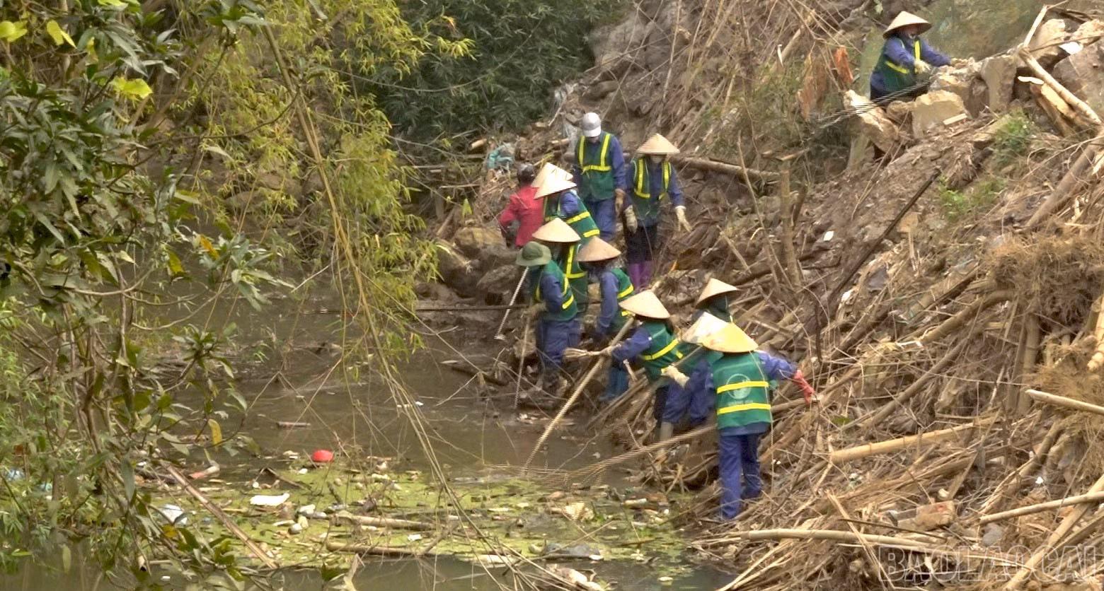 baolaocai-br_cong-nhan-cong-ty-thhh-ve-sinh-moi-truong-hoang-yen-tham-gia-don-dep-ve-sinh-dong-suoi-1-4482.jpg