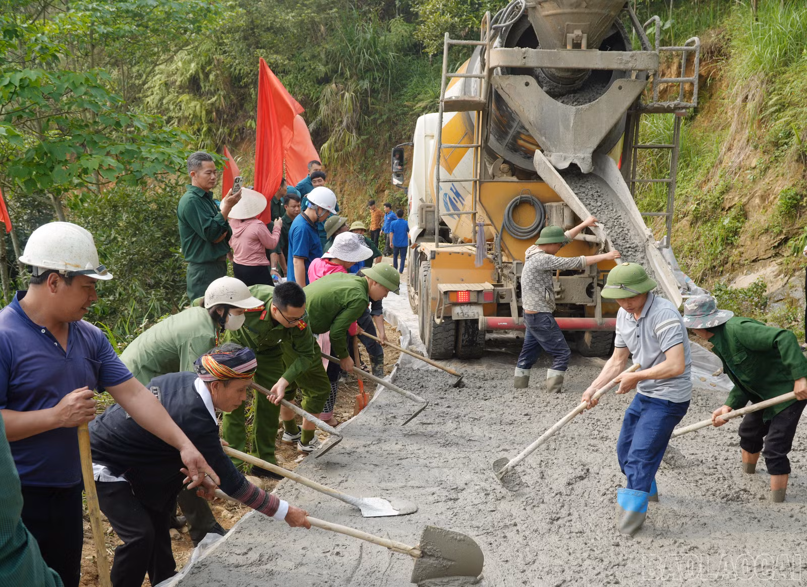 Phát động phong trào xây dựng đường giao thông nông thôn tại Nghĩa Lộ và Gia Phú ảnh 4