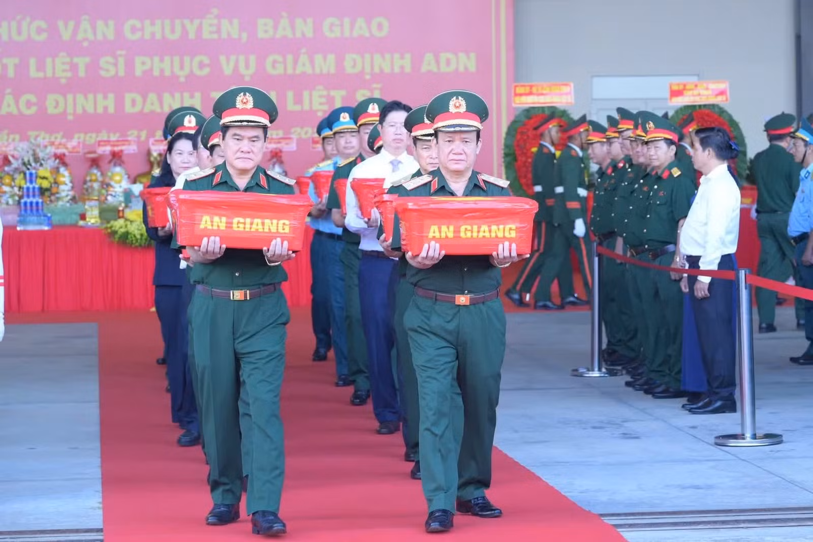 Quân khu 9 tổ chức lễ dâng hoa, dâng hương, bàn giao 8.453 mẫu hài cốt liệt sĩ phục vụ giám định ADN.