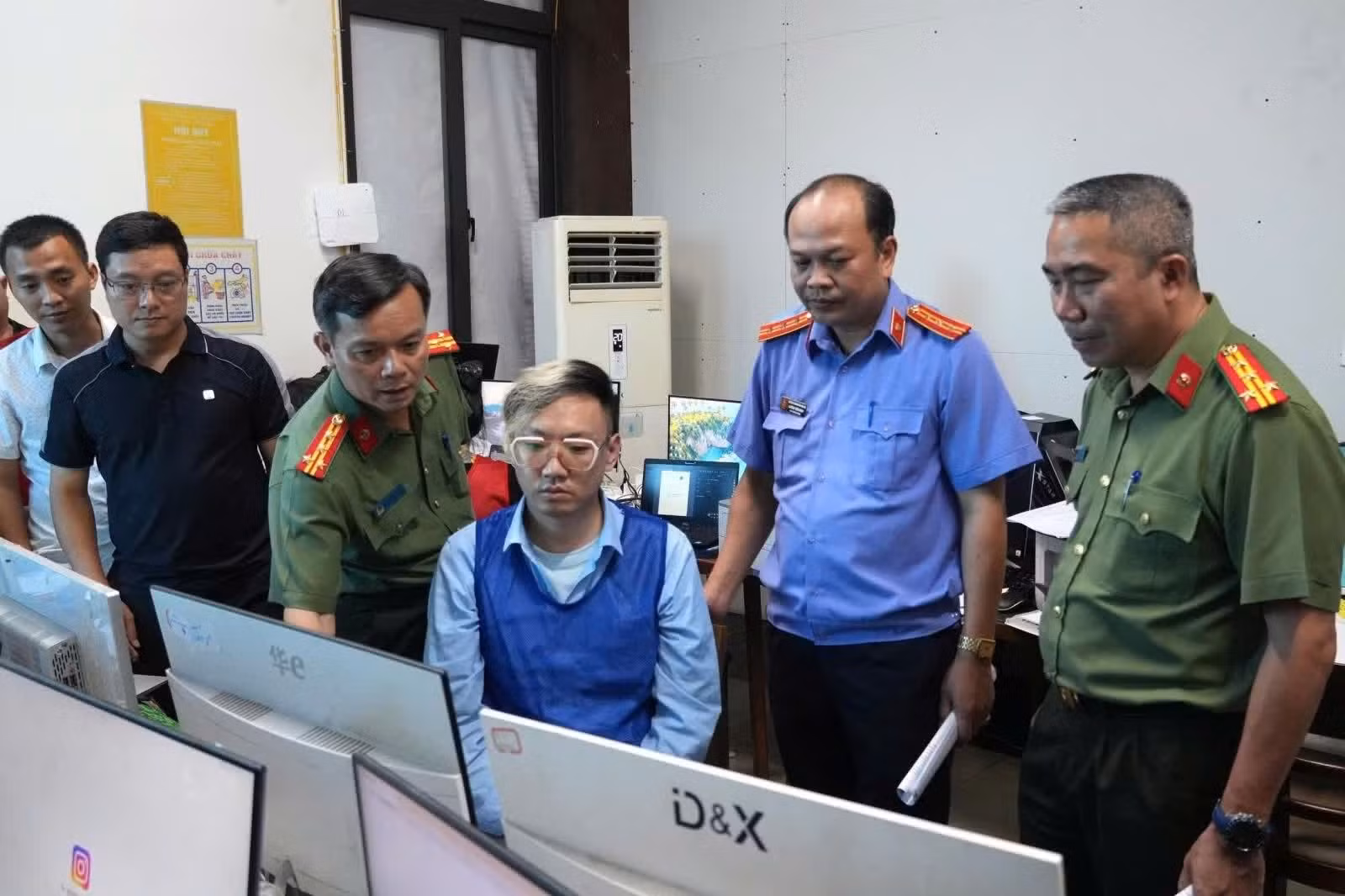 Đối tượng Zhao Xuefeng (còn gọi là Đông, ngồi trước máy tính), quốc tịch Trung Quốc, là người chủ mưu, cầm đầu và trực tiếp điều hành đường dây.