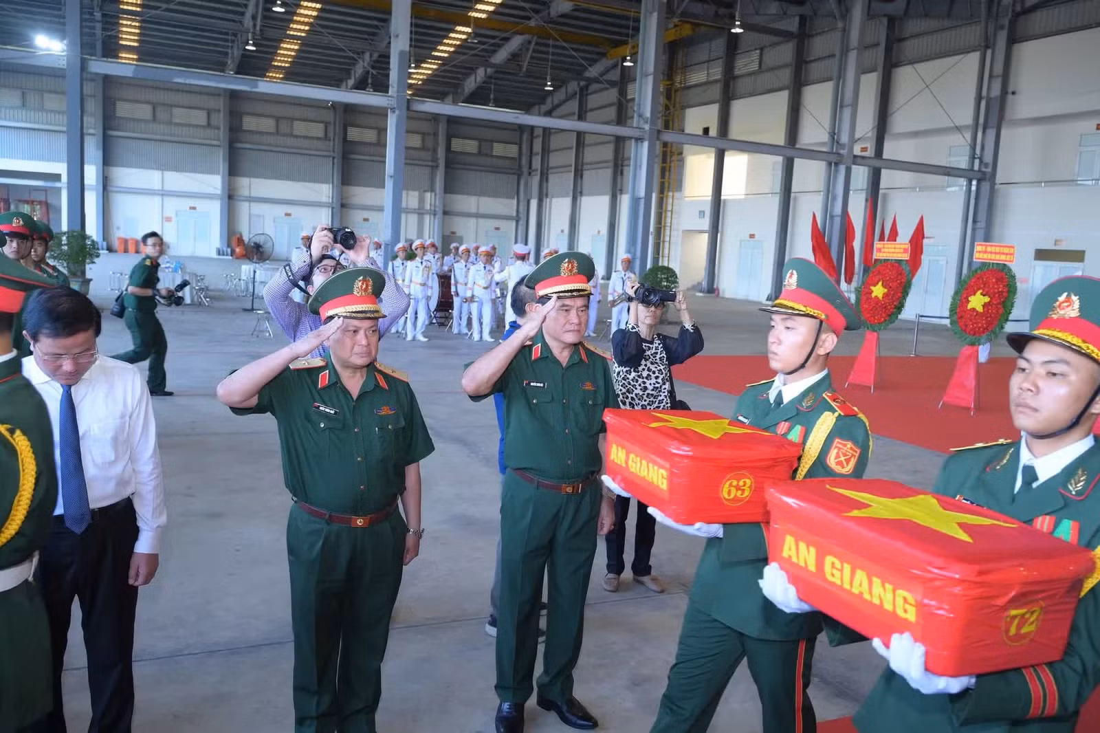 Mẫu hài cốt liệt sĩ được bàn giao để phục vụ giám định ADN, xác định danh tính.
