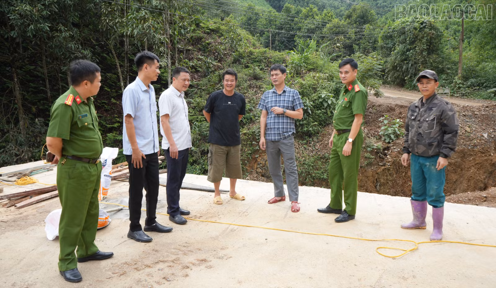 baolaocai-tr_lanh-dao-xa-quy-mong-kiem-tra-phuong-an-phong-chong-thien-tai-tai-cong-trinh-dang-xay-dung-430.jpg