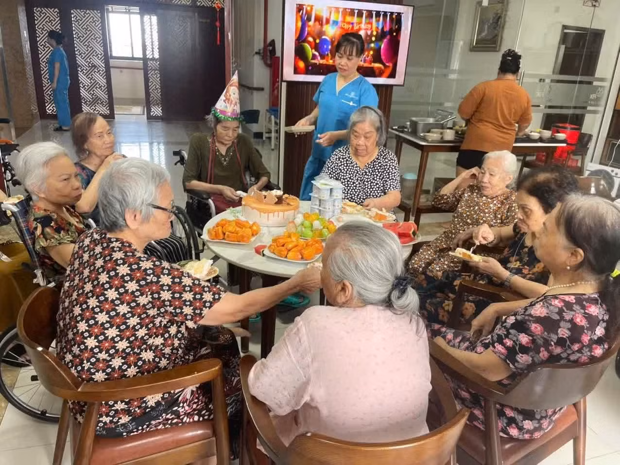 Tổ chức sinh nhật cho người cao tuổi tại Viện điều trị nghỉ dưỡng FDC, Hà Nội. (Ảnh: MINH HUỆ)