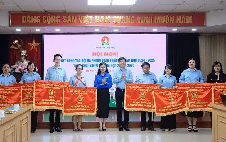 Đại diện Hội đồng Đội Trung ương trao Cờ thi đua tặng các đơn vị có thành tích xuất sắc trong năm học 2024-2025.