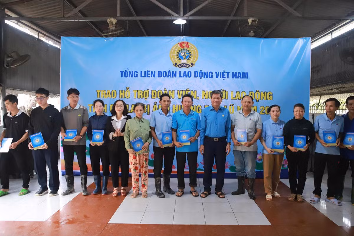 62 đoàn viên, người lao động nhận hỗ trợ từ Công đoàn Việt Nam.