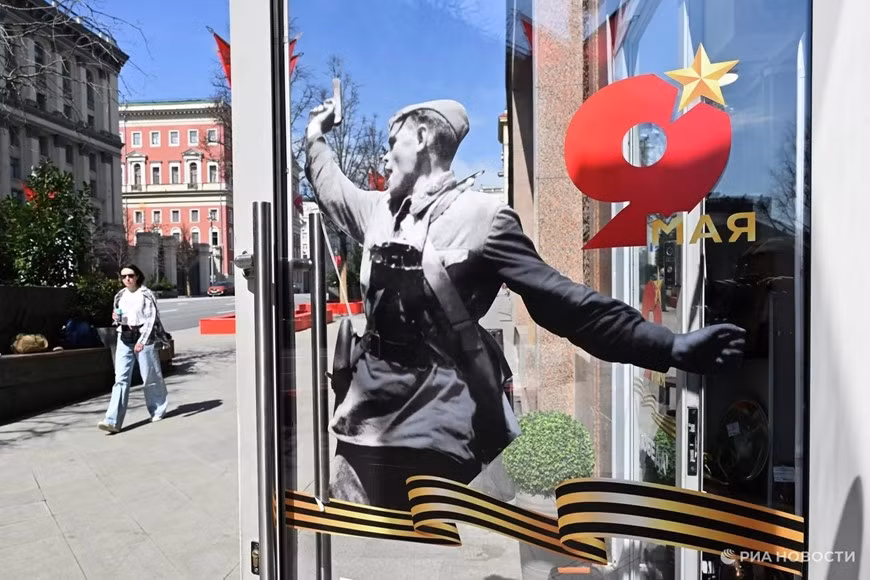 Trên các tuyến phố ở thủ đô Moscow, hơn 3.500 hạng mục trang trí đã được lắp đặt để chào mừng Ngày Chiến thắng.