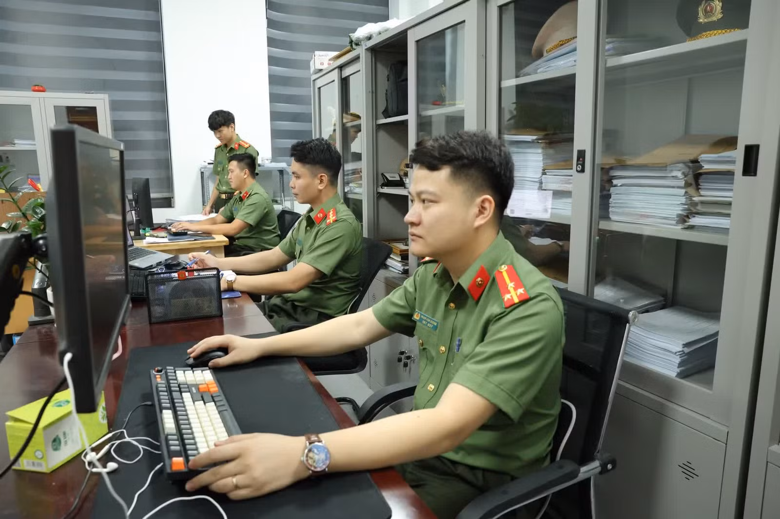 Cán bộ, chiến sĩ Phòng chống tội phạm sử dụng công nghệ cao Công an tỉnh Bắc Ninh xác minh tội phạm qua mạng internet.