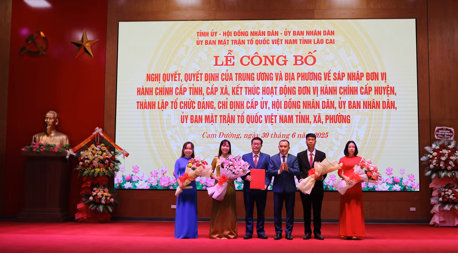 Trao quyết định chỉ định thường trực Ủy ban MTTQ phường Cam Đường.