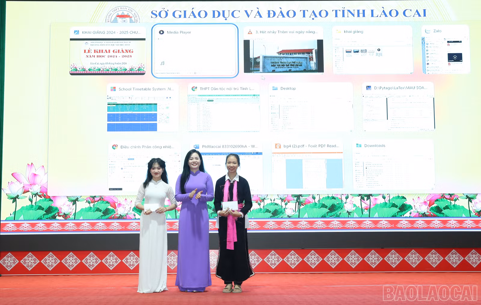 Khen thưởng cho các học sinh xuất sắc.