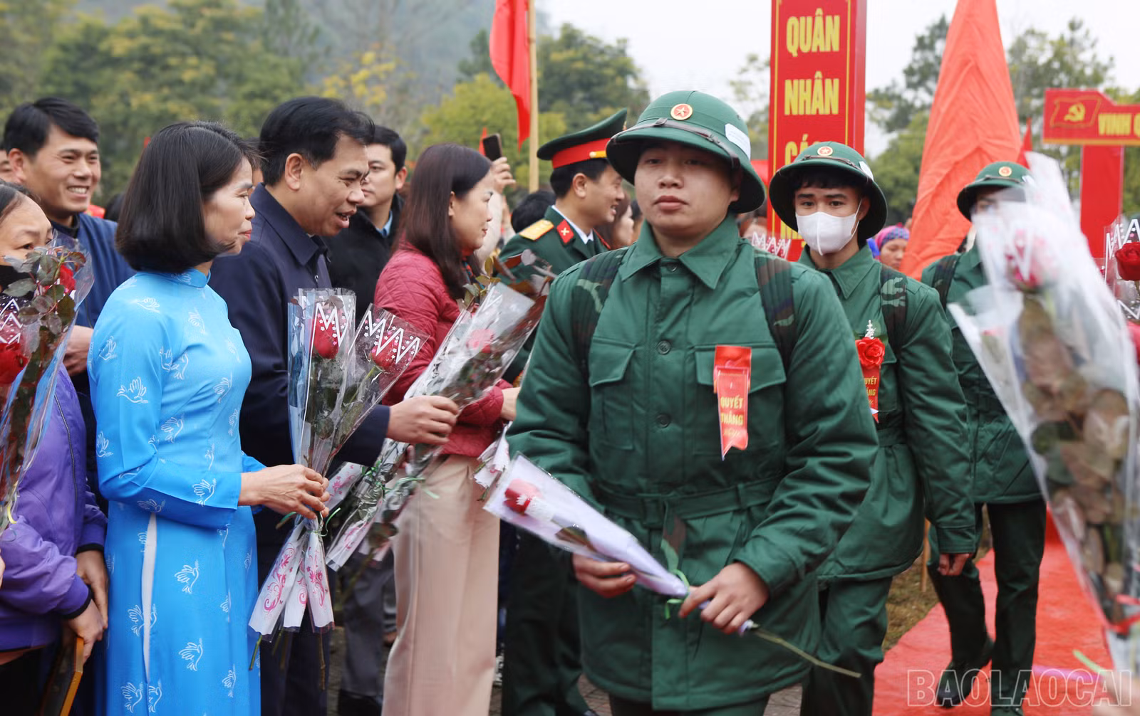 Các đại biểu tặng hoa chúc tân binh lên đường hoàn thành xuất sắc nhiệm vụ được giao.
