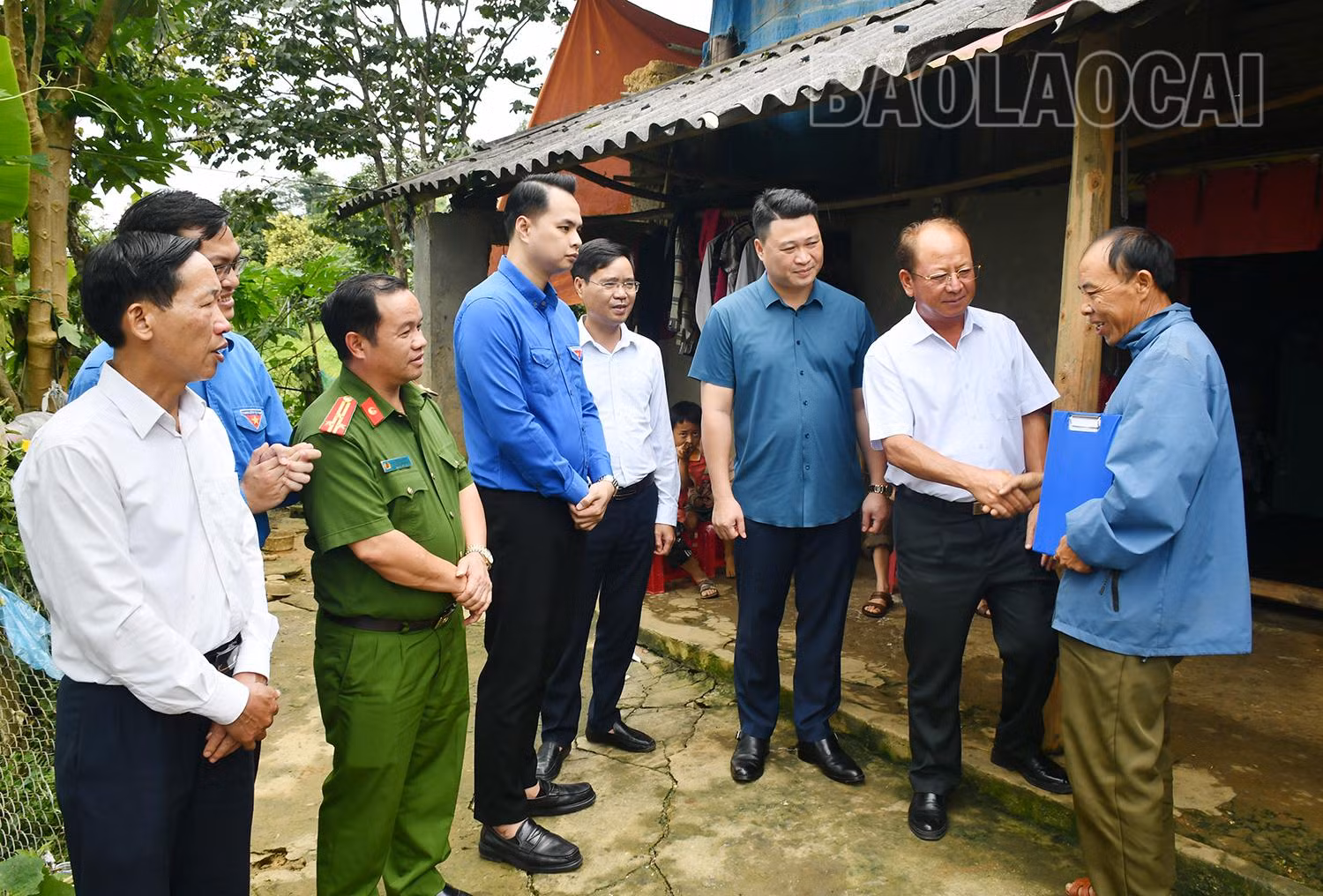 Thăm, tặng quà ông Giàng Seo Dìn, tổ viên Tổ bảo vệ tổ dân phố Hoàng Thu Phố, thị trấn Si Ma Cai.