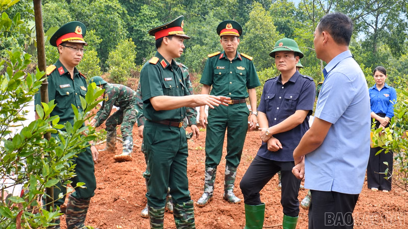 Phó Chủ tịch UBND tỉnh Giàng Quốc Hưng chỉ đạo trực tiếp công tác tìm kiếm, quy tập hài cốt liệt sĩ tại đồi Đá Vôi.