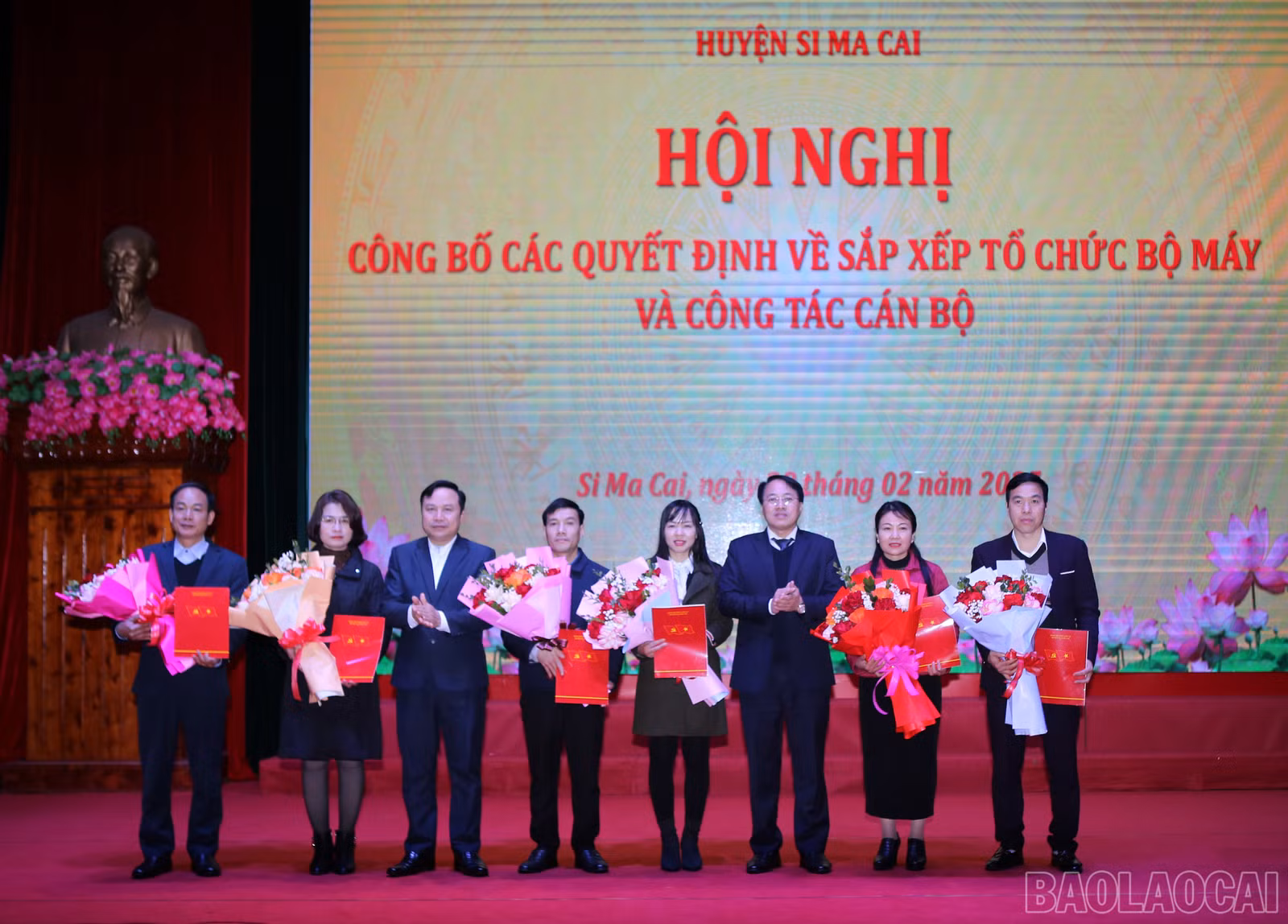 Công bố các quyết định điều động, bổ nhiệm lãnh đạo các cơ quan tham mưu, giúp việc Huyện ủy; điều động, chỉ định chức vụ Bí thư Đảng ủy thị trấn Si Ma Cai và xã Cán Cấu.