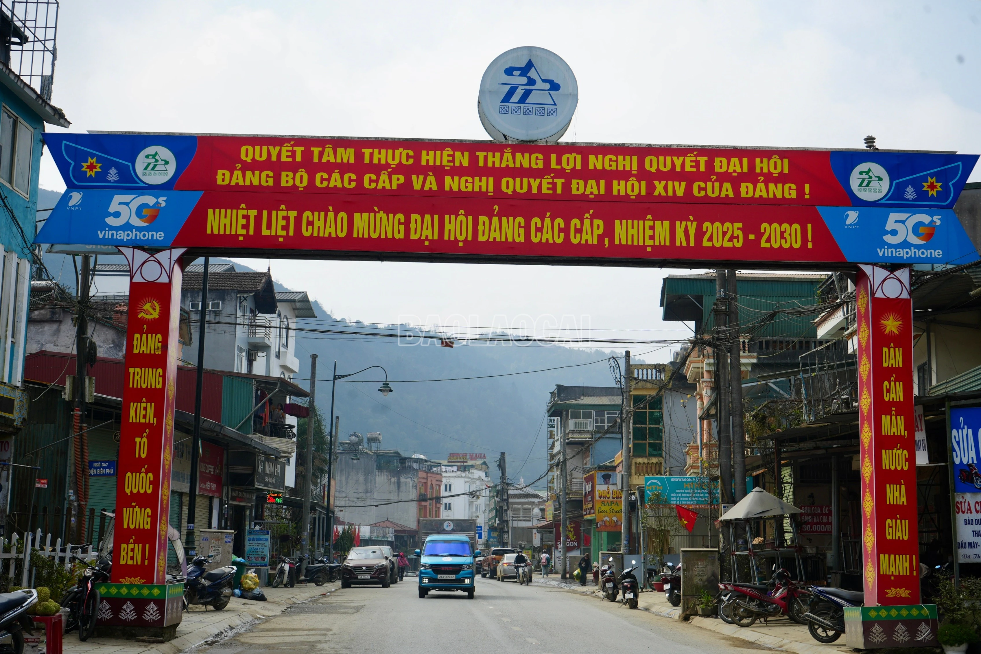 3 cụm pa-nô lớn được lắp đặt tại khu vực cổng chào, góp phần tạo dấu ấn rõ nét ngay từ cửa ngõ, thể hiện tinh thần hướng về sự kiện chính trị trọng đại của đất nước.