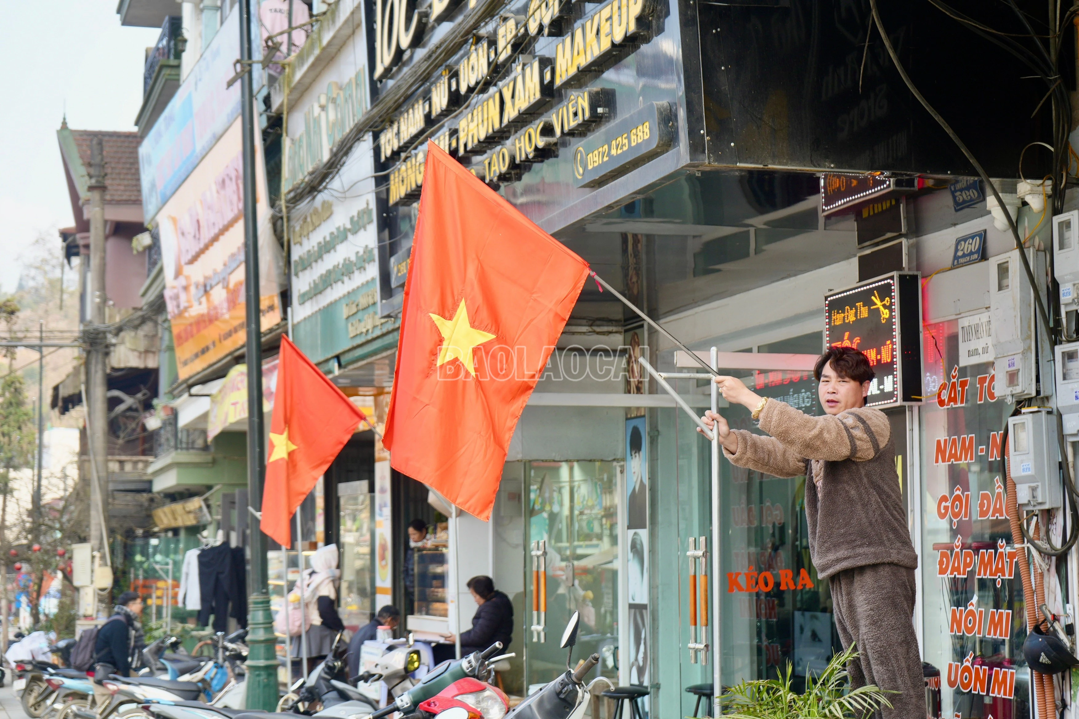 Từ những hình ảnh trực quan sinh động, không khí vui tươi, phấn khởi và trang trọng đang lan tỏa khắp phường Sa Pa, thể hiện sự quan tâm, trách nhiệm và niềm tin của toàn xã hội đối với sự kiện chính trị trọng đại của đất nước.