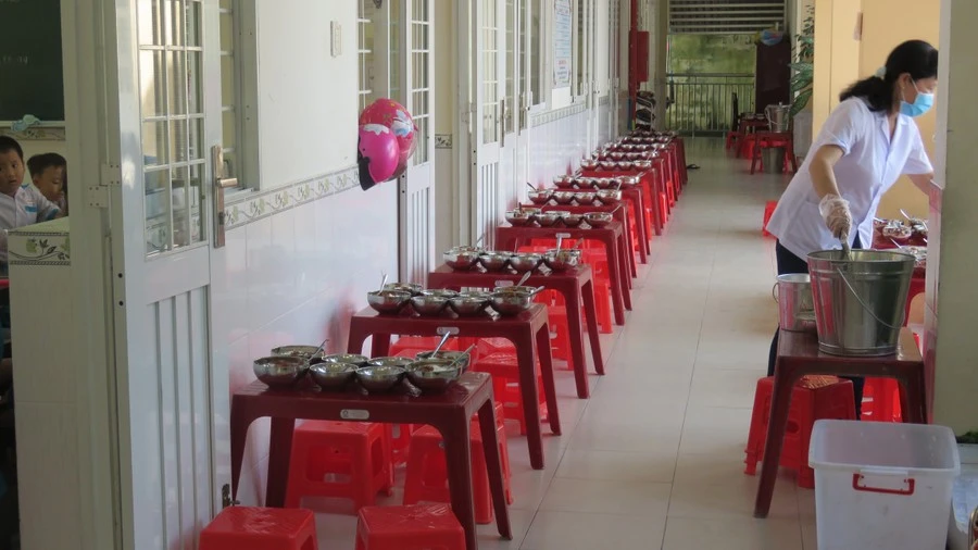 Chuẩn bị bữa ăn bán trú cho học sinh tại Trường Tiểu học Bình Thủy (Bình Thủy, Cần Thơ).