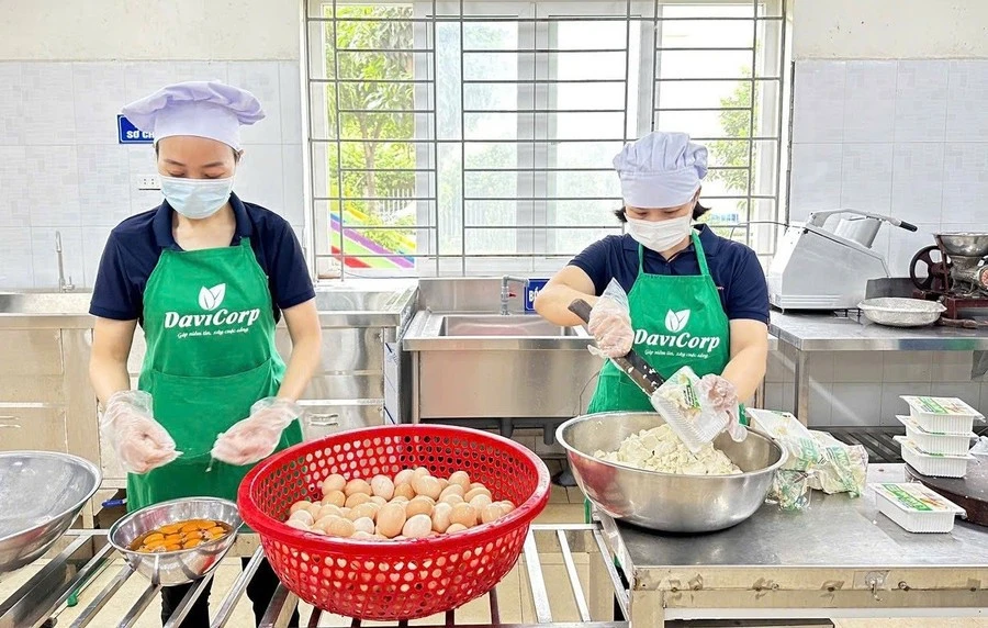 Nhân viên nuôi dưỡng tại Trường Mầm non Ngô Thì Nhậm (Hà Đông, Hà Nội) chuẩn bị bữa ăn bán trú cho trẻ.