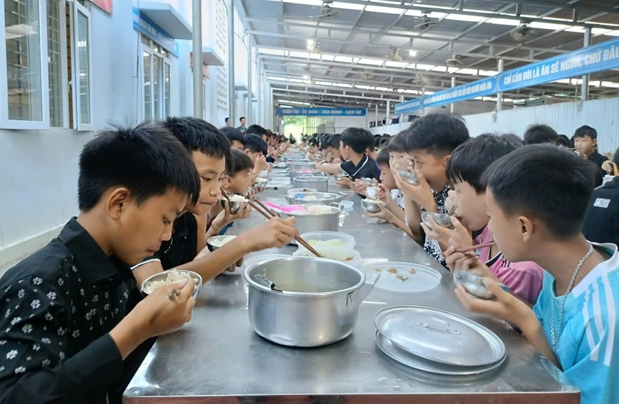 Giờ ăn bán trú của học sinh Trường Phổ thông Dân tộc bán trú THCS Huổi Luông (xã Phong Thổ, Lai Châu).