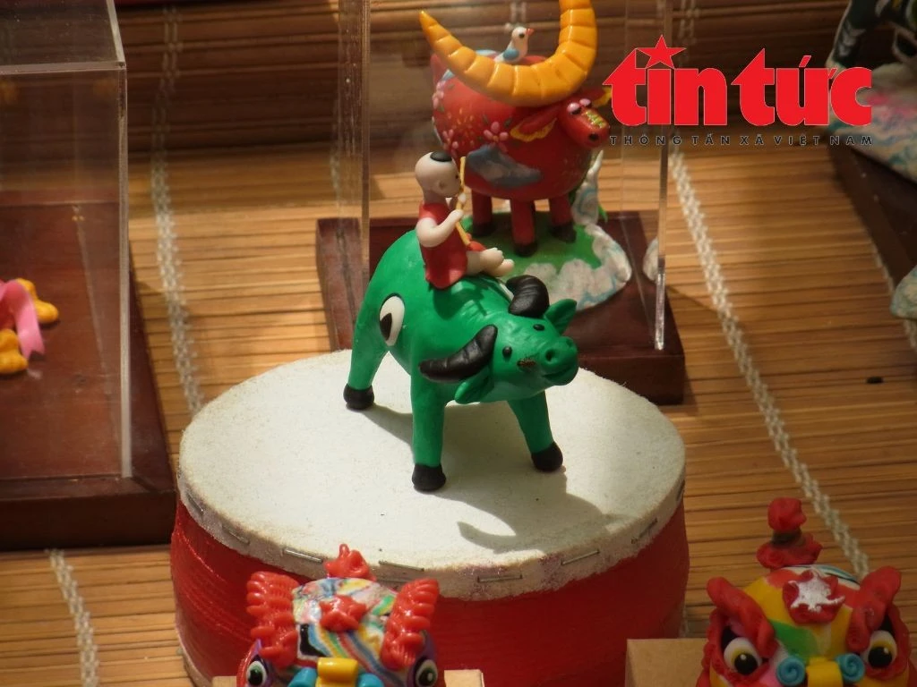 Bức tranh dân gian Đông Hồ “Chăn trâu thổi sáo” được tái hiện sinh động qua những con giống bột.