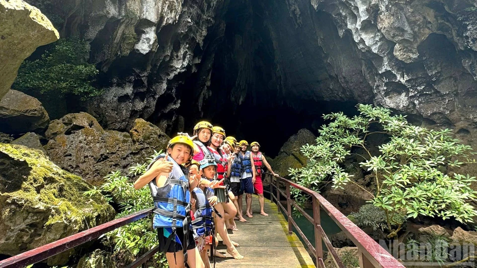 Không chỉ người lớn mà trải nghiệm trong hang Tối cũng mang tới sự hào hứng cho các em nhỏ.