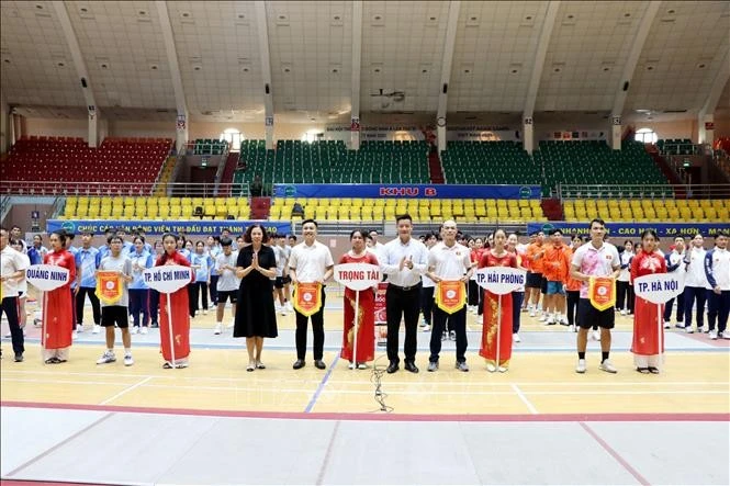 Trao cờ lưu niệm cho các đoàn tham dự giải.