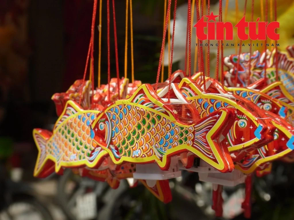 Những chiếc đèn cá sẵn sàng theo chân các em nhỏ đi phá cỗ đêm trăng.