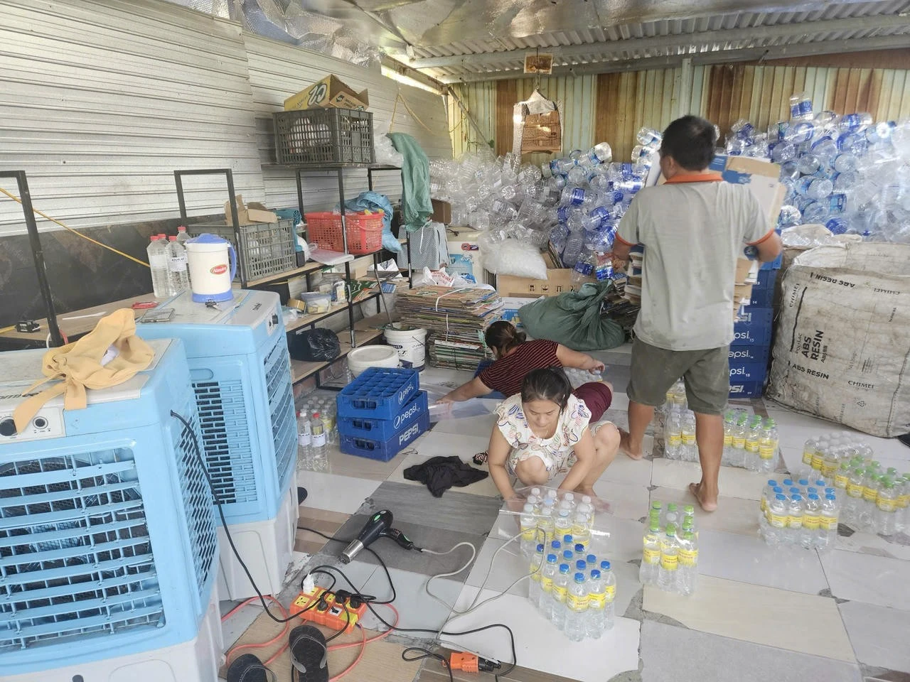 Bên trong xưởng sản xuất giấm giả.