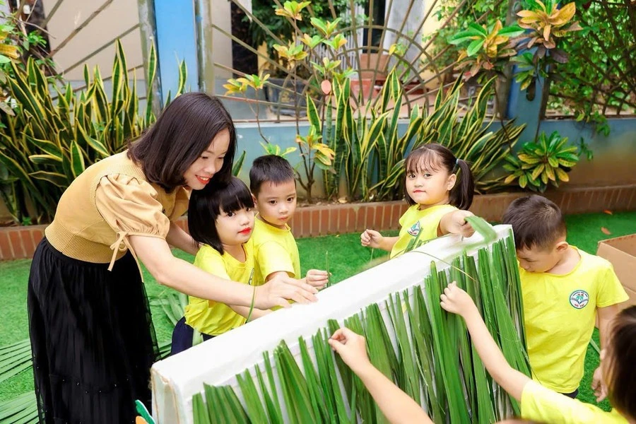 Cô Nguyễn Thị Mai Vân và học trò Trường Mầm non Hà Trì, Hà Nội.