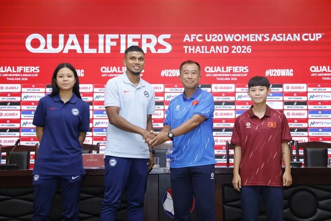 Đội tuyển U20 Nữ Việt Nam (phải) sẽ đối đầu với đội tuyển U20 Nữ Singapore ở trận mở màn Vòng loại Giải Vô địch U20 Nữ châu Á 2026.
