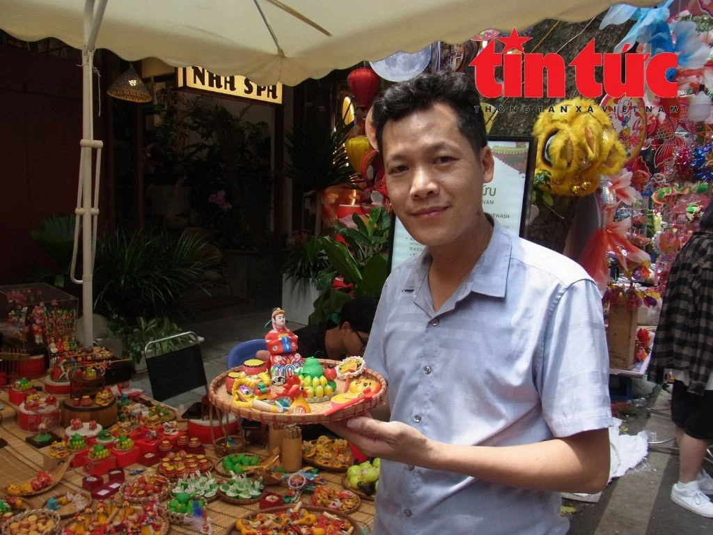 Nghệ nhân Đặng Văn Hậu tự hào giới thiệu những con giống bột - món đồ chơi truyền thống được anh tâm huyết phục dựng.