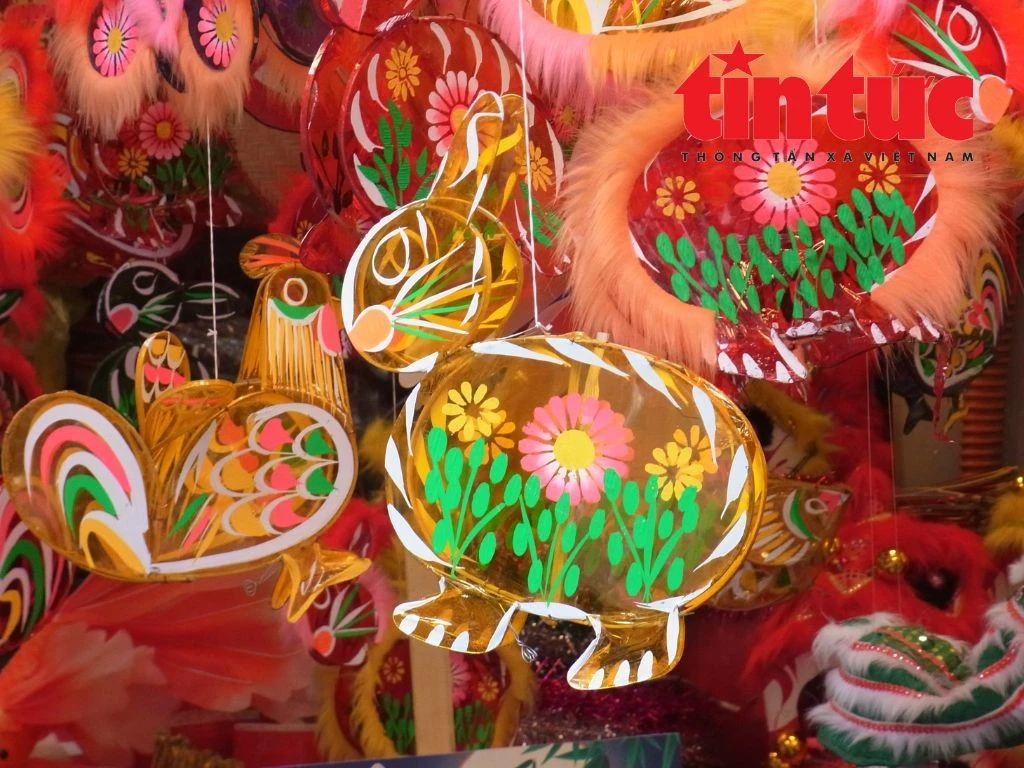 Chiếc đèn con thỏ bằng giấy bóng kính quen thuộc, gợi nhớ về ký ức Trung thu xưa đầy ắp kỷ niệm.
