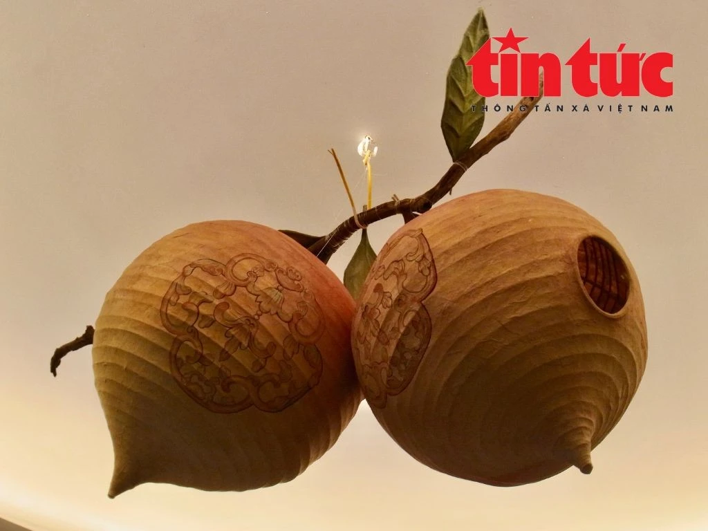 Vẻ đẹp mộc mạc, tinh tế của những chiếc đèn Trung thu cổ được tái hiện qua bàn tay tài hoa của người thợ thủ công Cúc Hương.