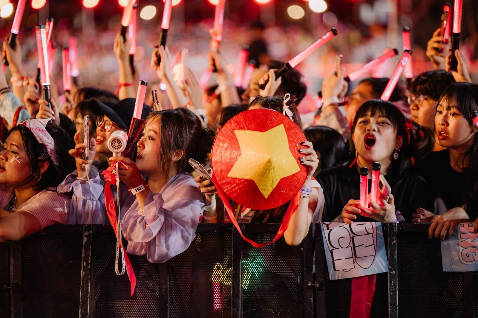 Khán giả cuồng nhiệt hoà mình vào các đêm diễn âm nhạc "Anh trai vượt ngàn chông gai".