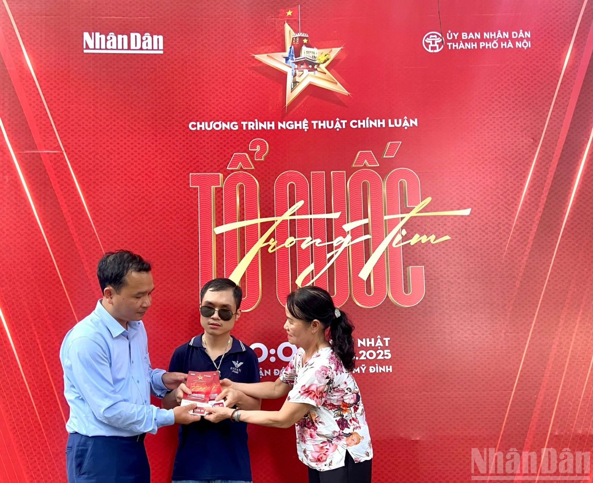 Đại diện Ban Tổ chức chương trình trao vé tham dự concert "Tổ quốc trong tim" cho khán giả Nguyễn Đăng Khánh.
