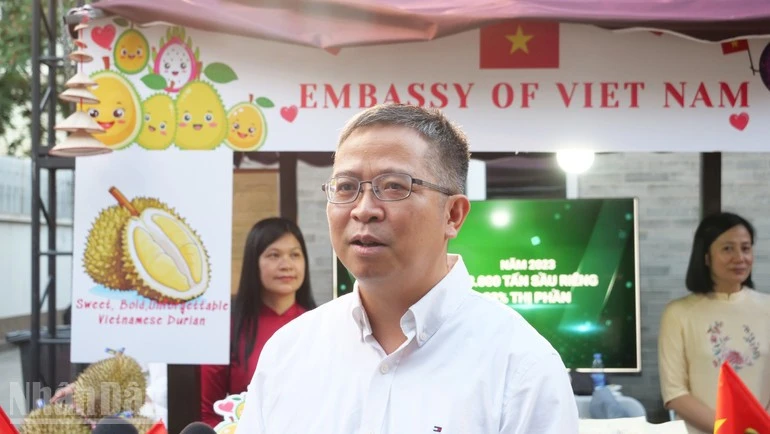 Đại sứ Phạm Thanh Bình trả lời phóng viên thường trú Báo Nhân Dân tại Trung Quốc.