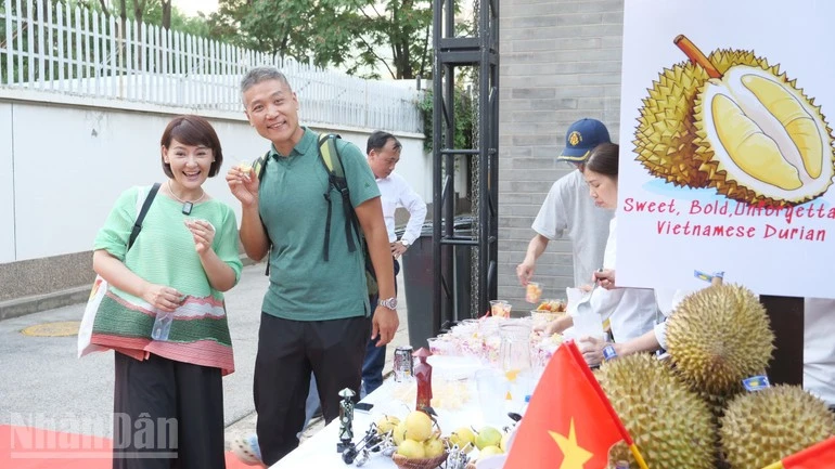 Khách mời thưởng thức sản phẩm sầu riêng tại gian hàng Việt Nam.
